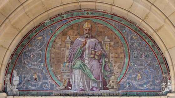 Fresque avec Saint-Ambroise à l'entre de l'église