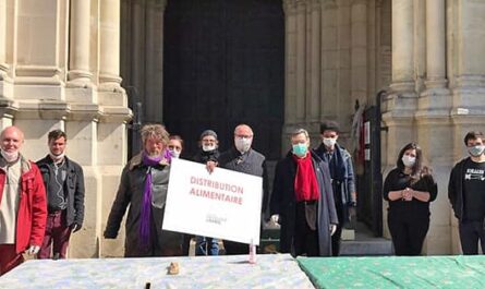 Distribution alimentaire avec les bénévole de Saint-Ambroise et Mgr Michel Aupetit pendant le confinement