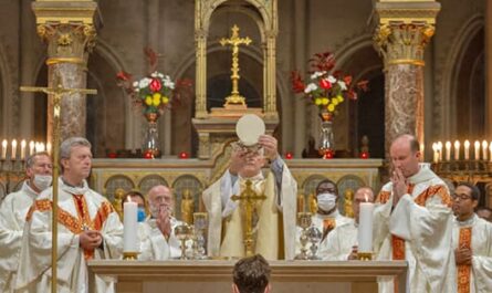 Célébration de l'Eucharistie avec Mgr Marsset, Mgr de Sinety, Père Pascal Nègre