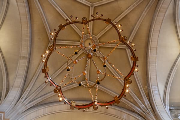 grand lustre-couronne dans l'église Saint Ambroise