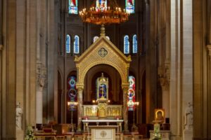 grand lustre-couronne dans l'église Saint Ambroise, vue éloignée