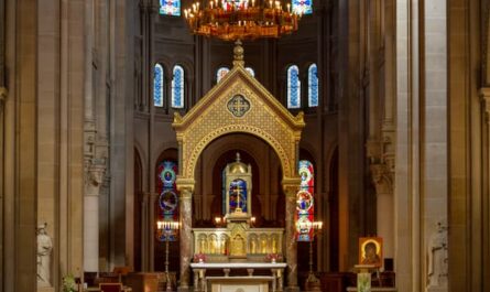 grand lustre-couronne dans l'église Saint Ambroise, vue éloignée