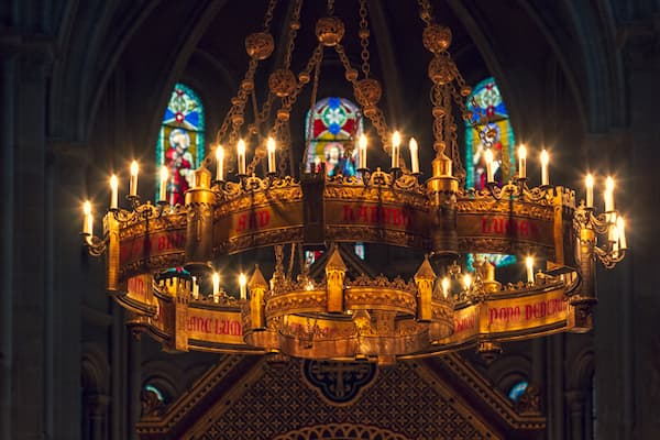 grand lustre-couronne dans l'église Saint Ambroise restauré