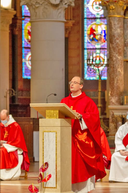 Pére Baptiste Milani, chasuble rouge