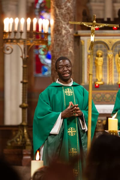 Père Léandre MBAYDEYO à Saint Ambroise