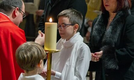 Première communion à Saint-Ambroise avec Père Baptiste Milani