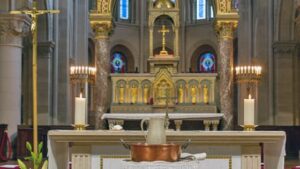 Préparation au baptême devant l'autel de Saint-Ambroise