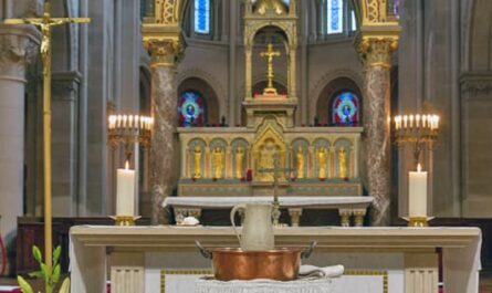Préparation au baptême devant l'autel de Saint-Ambroise