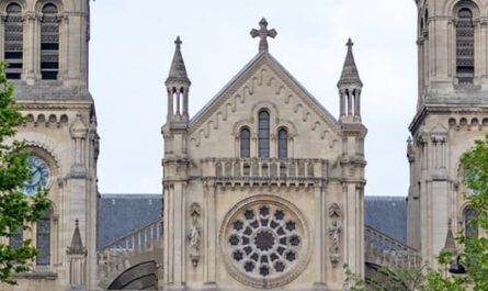 Saint-Ambroise, Rosace vue extérieure, façade principale, horaires