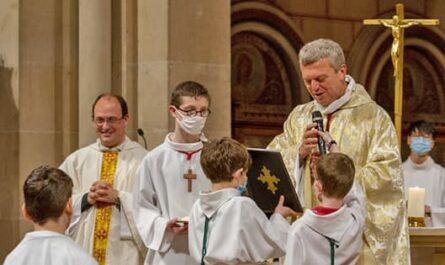 Servant de messe lors d'une messe à Saint-Ambroise