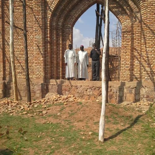 Père Narcisse RURENGA à Mutete au Rwanda avec son évêque
