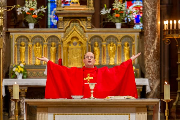 Père Baptiste MILANI chasuble rouge