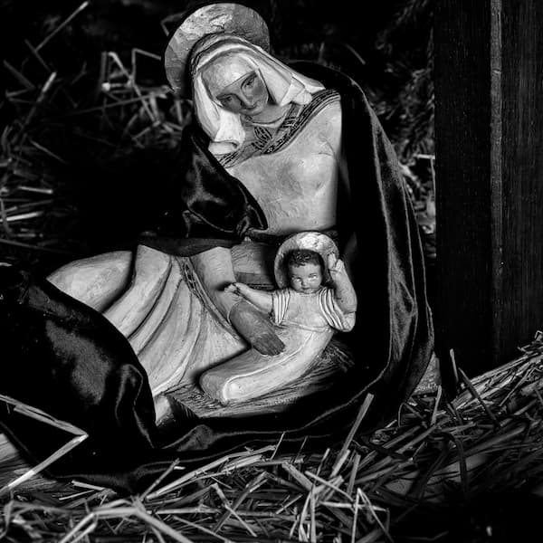 Marie et Jésus dans la crèche