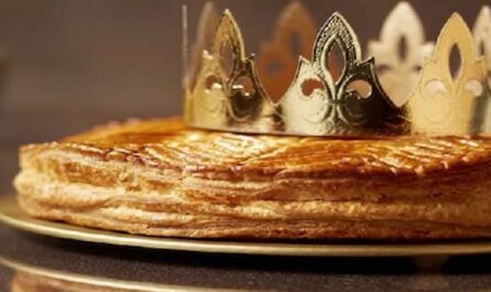 Galette des rois avec une couronne