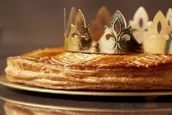 Galette des rois avec une couronne