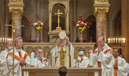 Communion, photo de l'Autel de Saint-Ambroise avec les prêtres