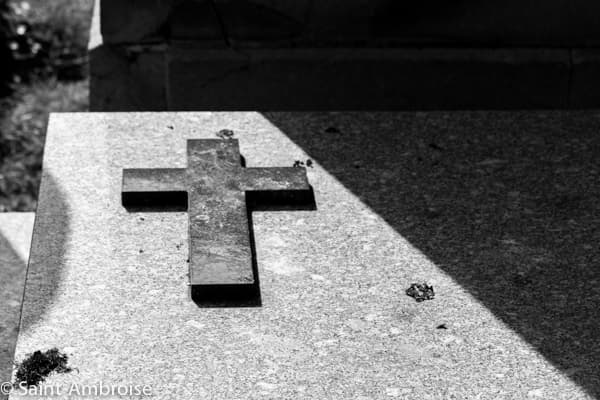 Croix sur une tombe - cimetière