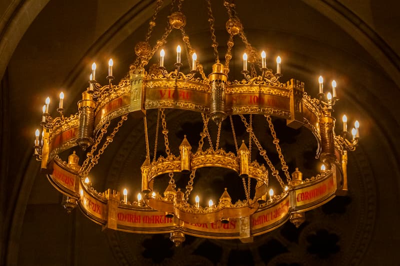 grand lustre-couronne dans l'église Saint Ambroise