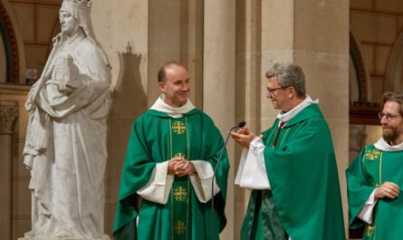 Installation du Père Pascal Nègre en 2020 avec Mgr de Sinety