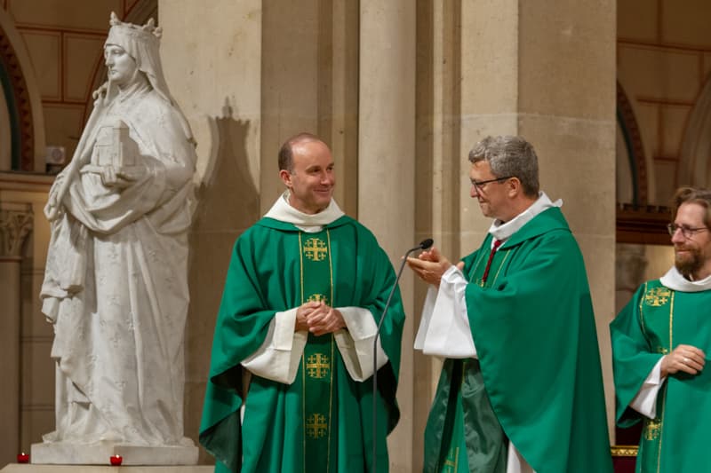 Installation du Père Pascal Nègre en 2020 avec Mgr de Sinety