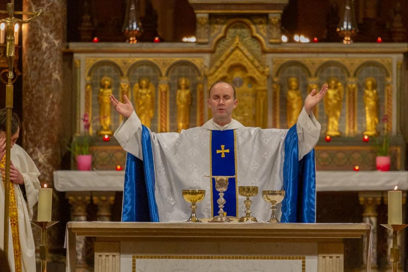 Messe de la nuit à Saint-Ambroise en 2020 avec le curé