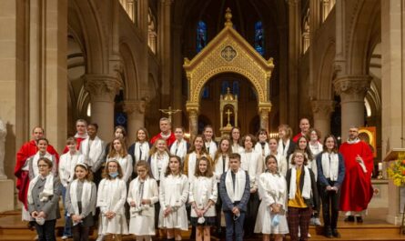 Confirmation des jeunes, photos - Photo de groupe de la confirmation des jeunes de Saint-Ambroise