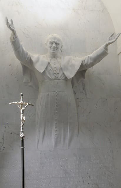 Jean Paul II Statue