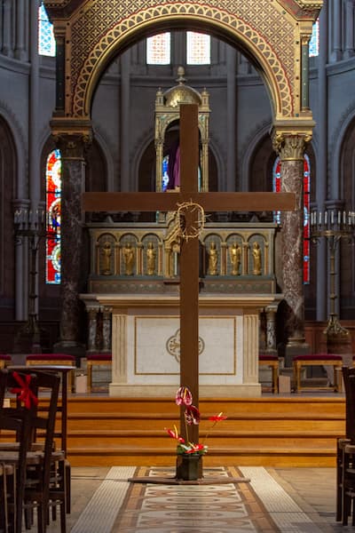 croix avec la couronne d'épine pour une méditation