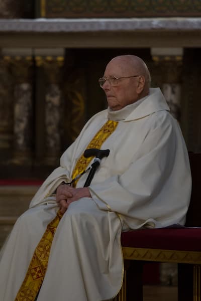 prêtre âgé
