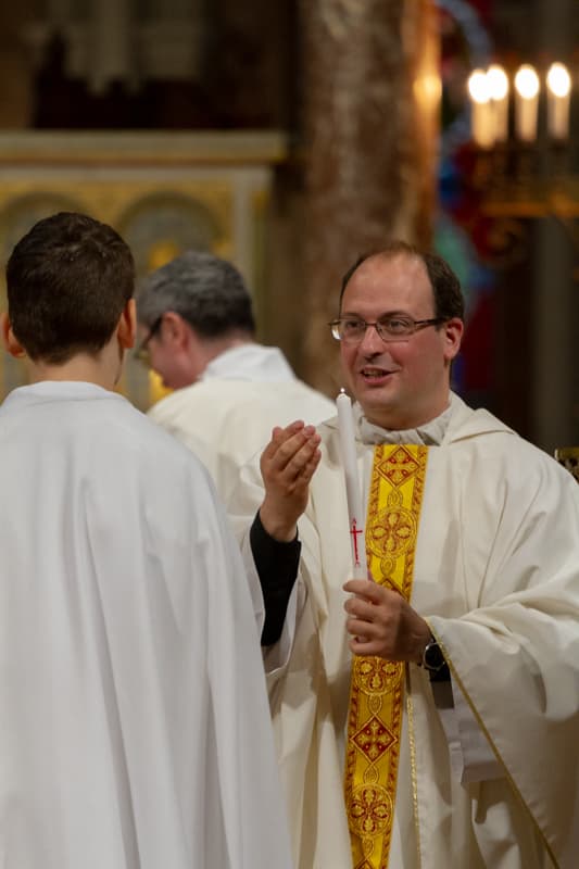 Père Baptiste MILANI donne la communion