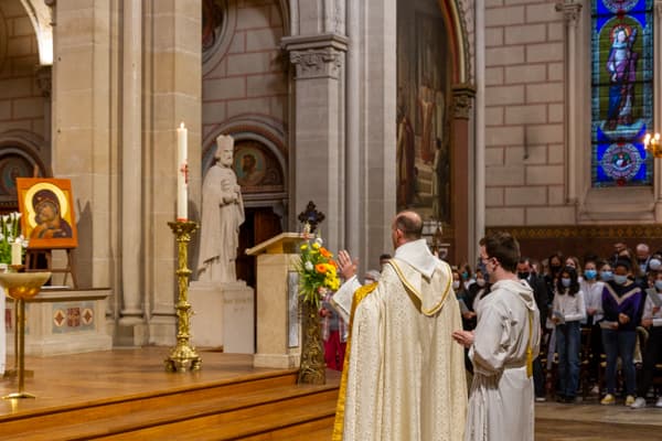 Père Pascal Nègre priant la Vierge Marie
