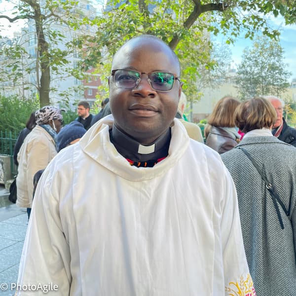 pere Manfred Nna à Paris