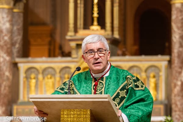 Hommage aux victimes des attentats à Saint Ambroise Paris avec Mgr Tois