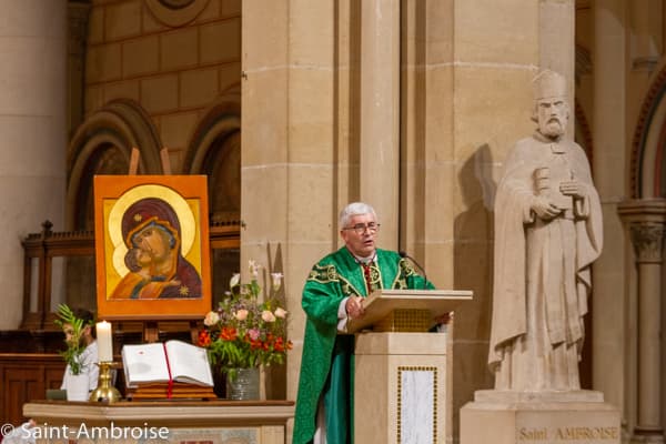 Hommage aux victimes des attentats à Saint Ambroise Paris avec Mgr Tois