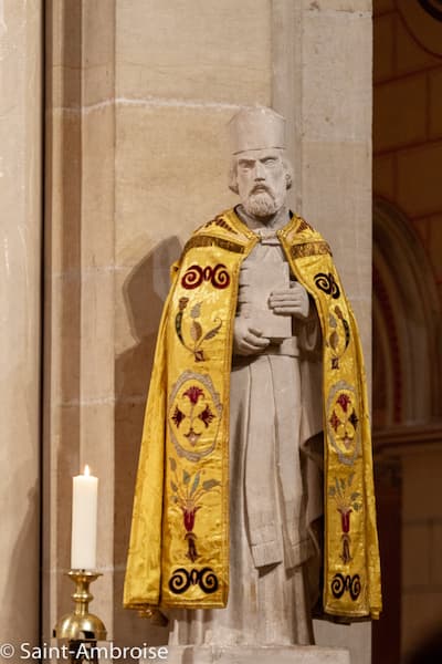 Saint-Ambroise, Sculpture à l'intérieur de l'église