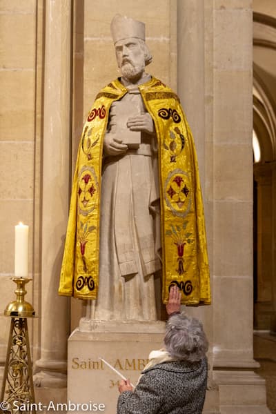 Saint-Ambroise, Sculpture à l'intérieur de l'église