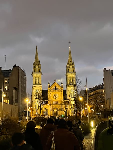 Changement d'heure - Eglise Saint Ambroise éclairée la nuit