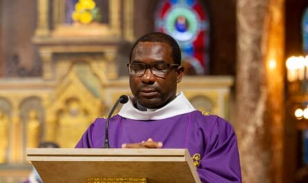 Emmanuel Kolani diacre à Saint Ambroise de Paris