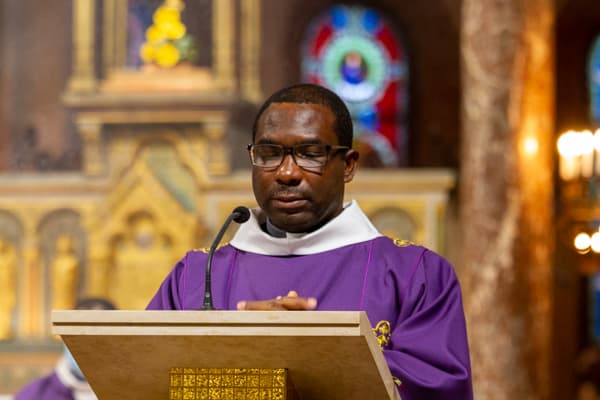 Emmanuel Kolani diacre à Saint Ambroise de Paris