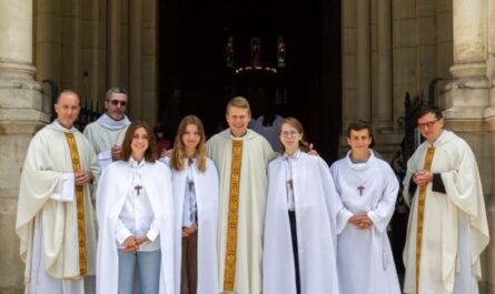 Professions de foi de l'aumônerie à Saint Ambroise