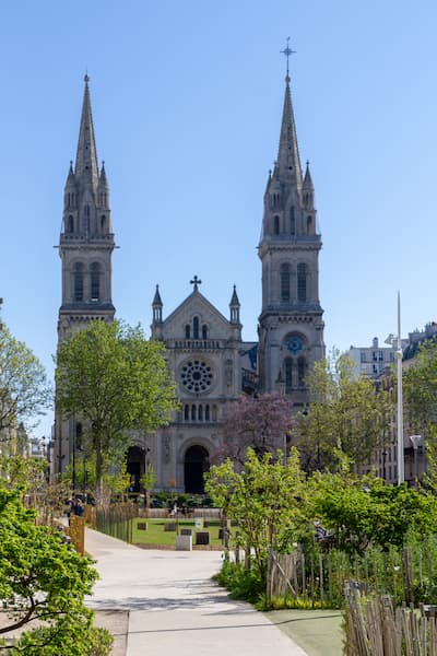 Saint-Ambroise église, façade principale vue de l'exterieure