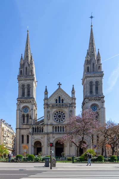 Saint-Ambroise église, façade principale vue de l'exterieure