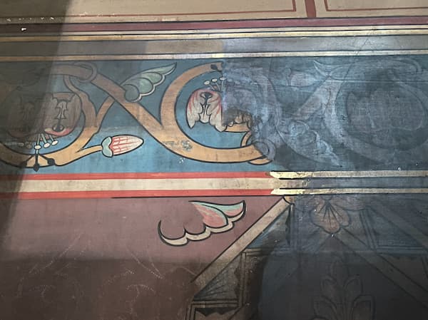 Travaux de restauration de la chapelle Calvaire - Motifs sur mur peints