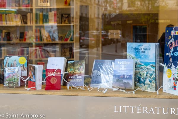 Echoppe de Saint Ambroise, vitrine avec des livres