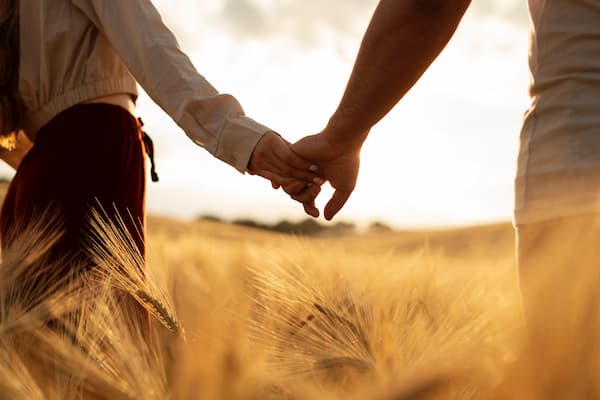 amours en mariage, jeune couple dans la nature