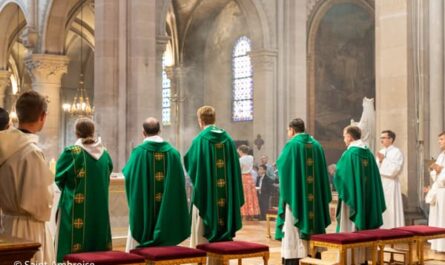 Départ des prêtres à Saint Ambroise