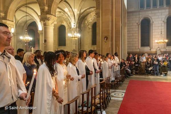 Présence lumineuse des néophytes, baptisés dans la nuit de Pâques