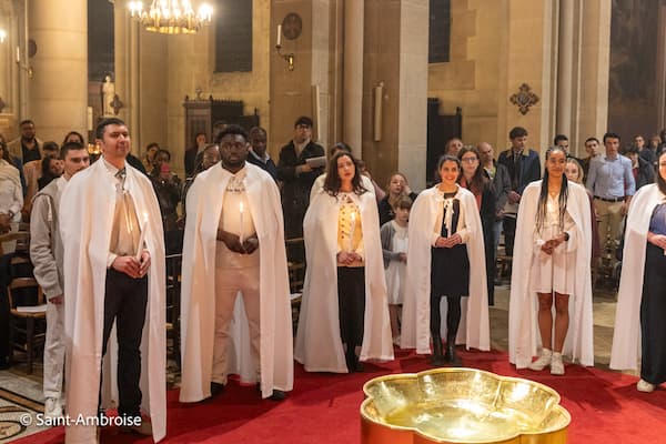 présence lumineuse des néophytes,
baptisés dans la nuit de Pâques