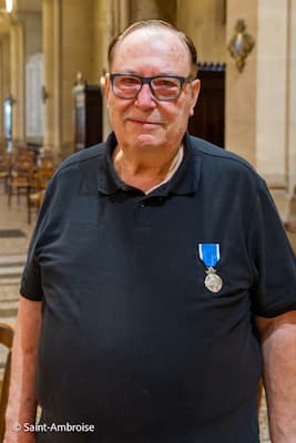 Bernard Giraudet avec médaille du diocèse de Paris en 2021